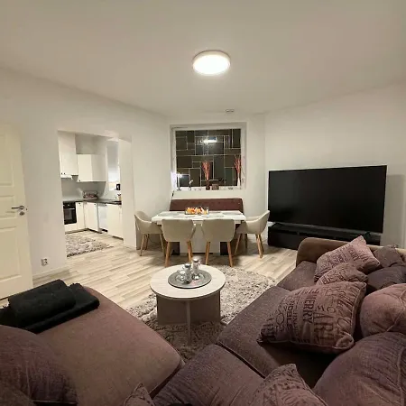 Huge 5 Bed, In Center Apartment *